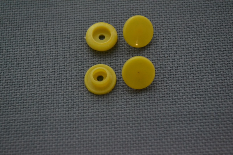 Кнопка пластм из 4 частей 10мм (уп=10шт)  (желтый)