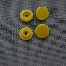 Кнопка пластм из 4 частей 10мм (уп=10шт)  (желтый)