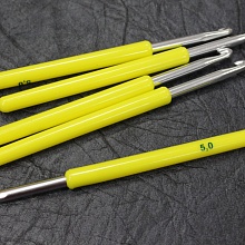 Крючки для вязания с пласт.ручкой   (5,0 мм)